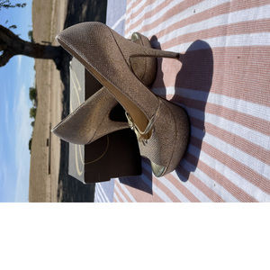 Enzo Angiolini Gold "Easavoye" Heels with Bow (size 6.5)